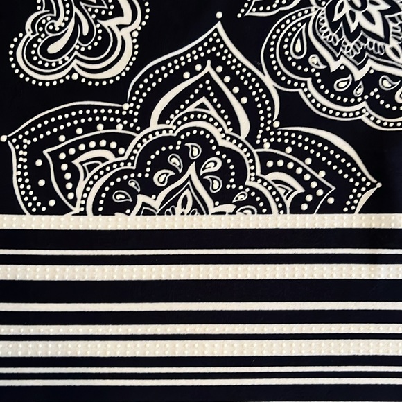 Ruby Rd. Women’s navy and white floral 3/4 sleeve top raised white dot Size M - Picture 6 of 6